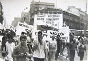 Jedna z demonstracji, na której żądano wycofania z Polski wojsk sowieckich, biało-czerwoną flagę z symbolem Solidarności Walczącej niesie Jacek Guzowski, po jego prawej stronie Seweryn Jaworski. Rok 1982
