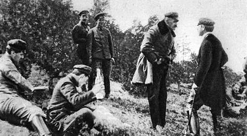 Marszałek Piłsudski rozmawia z komendantem szkoły oficerskiej H. Krokiem-Paszkowskim foto: PAP-ARCHIWUM