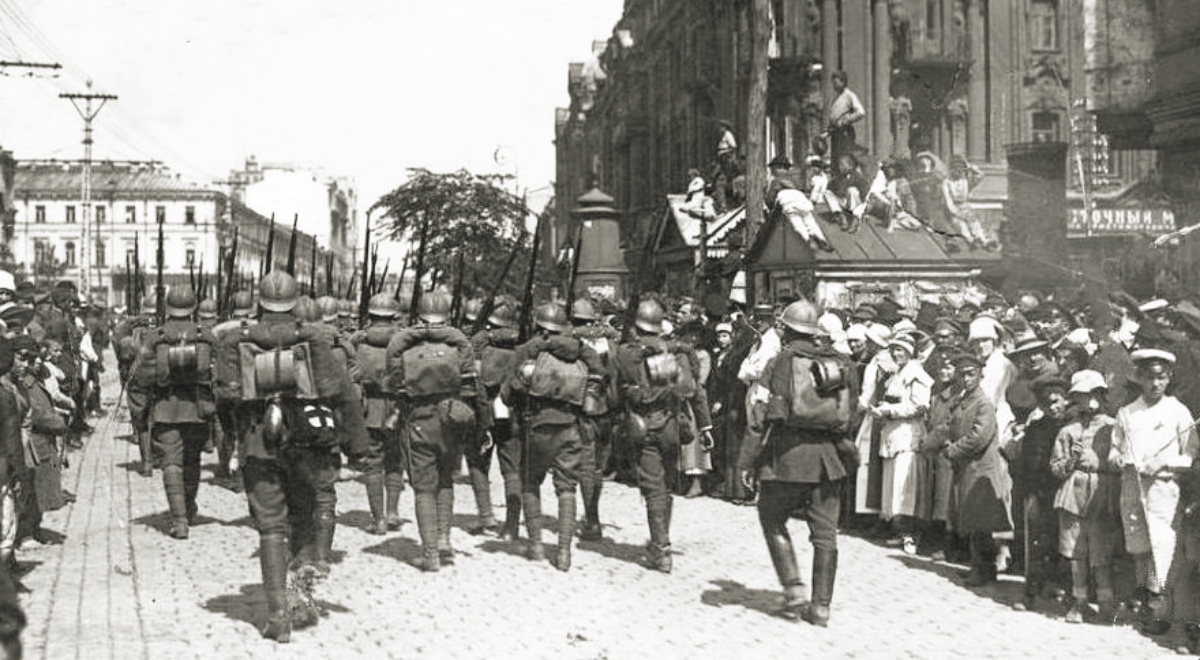 Polscy żołnierze entuzjastycznie witani w Kijowie na defiladzie 8 maja 1920 roku. Fot. Wikimedia Commons/domena publiczna