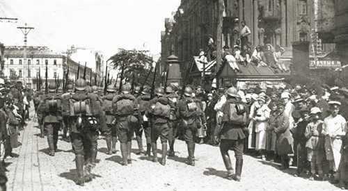 Polscy żołnierze entuzjastycznie witani w Kijowie na defiladzie 8 maja 1920 roku. Fot. Wikimedia Commonsdomena publiczna
