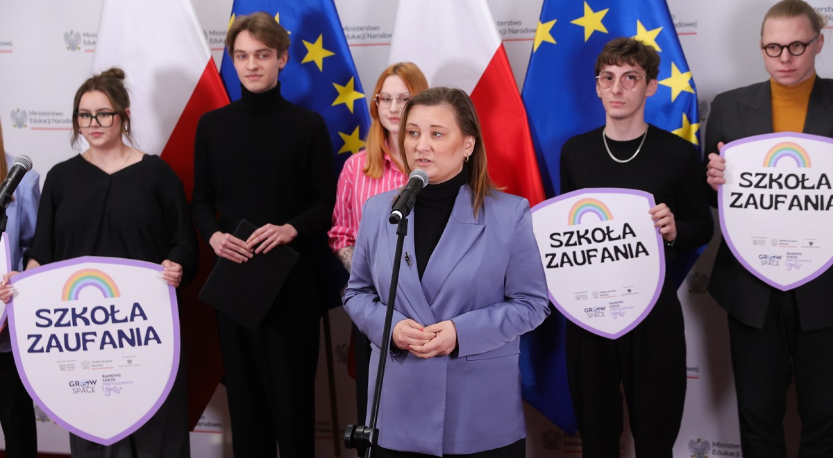 Deputy Education Minister Paulina Piechna-Więckiewicz acknowledged the moment as symbolic, saying that now both at the Polish Ministry of Education and in schools there is a place for all students.