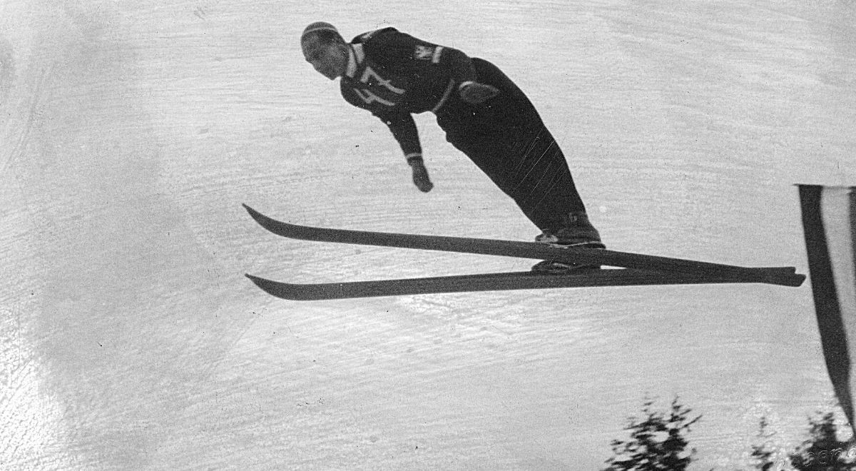 Stanisław Marusarz w swoim rekordowym skoku na odległość 74 m z Wielkiej Skoczni na Krokwi. Źródło: NAC/Domena publiczna