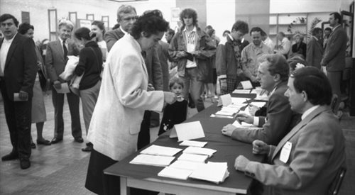 Wybory do Sejmu i Senatu w lokalu Obwodowej Komisji Wyborczej nr 40 przy ulicy Gubinowskiej, w godzinach południowych. Warszawa, 4 czerwca 1989