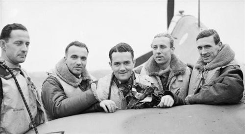 Od lewej: Mirosław Ferić, Bogdan Grzeszczak, Jan Zumbach, Zdzisław Henneberg i John A. Kent w październiku 1940 roku, fot. Wikimedia Commonsdomena publiczna