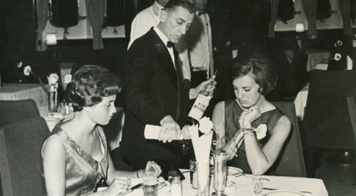 Kelner ms Batorego przygotowuje przy stoliku drinka jednej z pasażerek statku, lata 50-te60-te XX w.