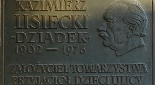 Fragment tablicy upamiętniającej Kazimierza Lisickiego, ul. Stara 4 w Warszawie