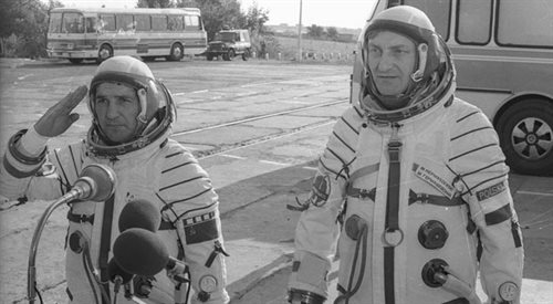 Dwie godziny przed startem statku kosmicznego Sojuz 30 (Kazachstan Bajkonur 27.06.1978 r.). Nz. dowódca statku Piotr Iljicz Klimuk (od lewej) oraz polski kosmonauta Mirosław Hermaszewski (od prawej) foto: PAPTadeusz Zagoździński