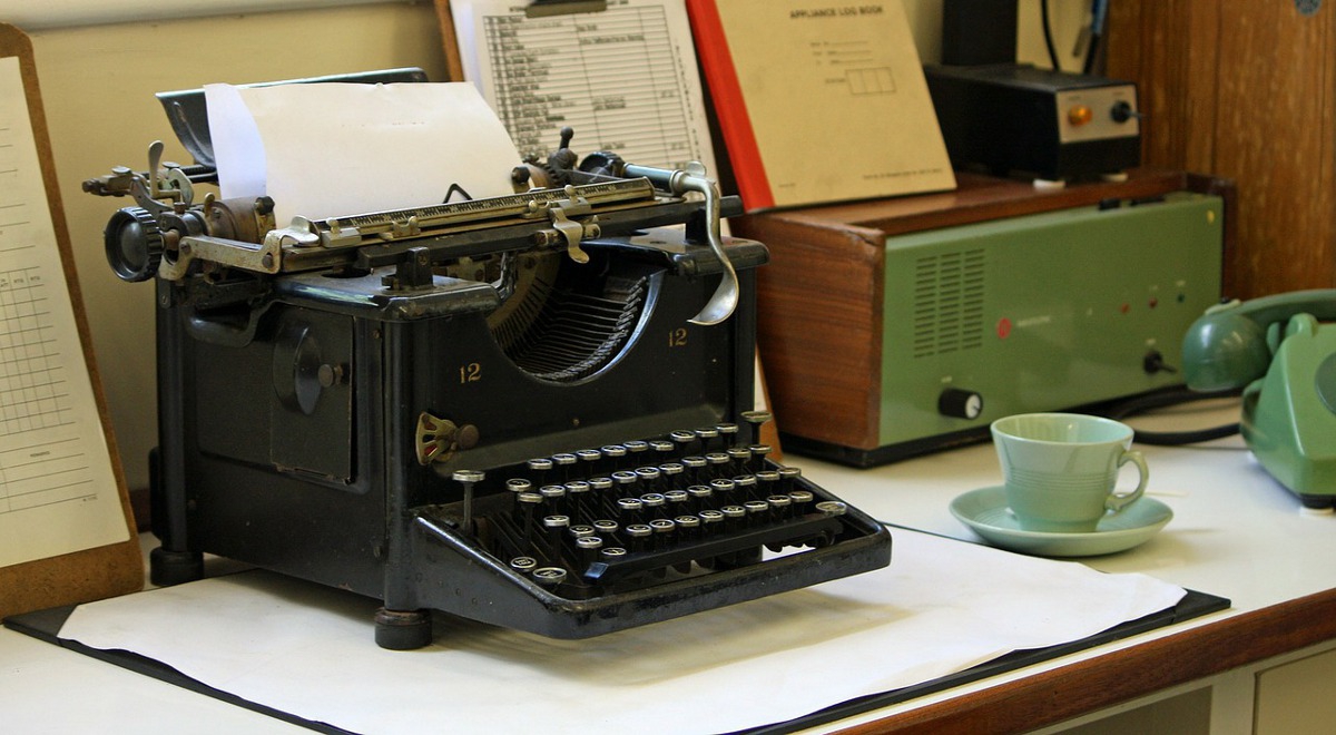 maszyna do pisania radio biurko pisarz pisanie literatura 1200.jpg