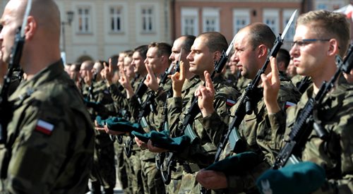 Żołnierze 3. Podkarpackiej Brygady Obrony Terytorialnej podczas przysięgi na Rynku w Jarosławiu