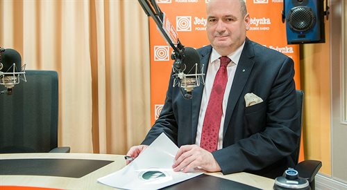 Piotr Zgorzelski w studiu radiowej Jedynki