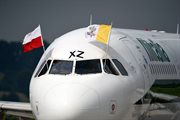 Samolot z papieżem Franciszkiem na krakowskim lotnisku Balice