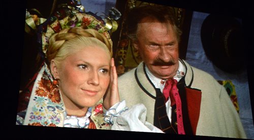 Kadr z filmu Chłopi: Emilia Krakowska (Jagna) i Władysław Hańcza (Maciej Boryna)