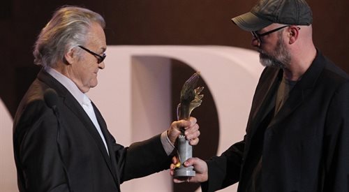 Reżyser filmu Róża Wojtek Smarzowski (P) odbiera nagrodę w kategorii najlepszy film z rąk reżysera Jerzego Skolimowskiego.