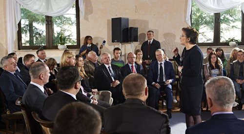 Premier Ewa Kopacz (P) podczas spotkania z przedsiębiorcami, przedstawicielami cechów rzemieślniczych i samorządowcami z terenu powiatu pasłęckiego