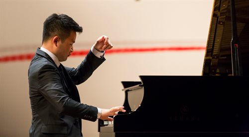 Yekwoon Sunwoo to pianista został nagrodzony m.in. na Sendai International Competition, William Kapell International Competition i Konkursie Królowej Elżbiety w Brukseli