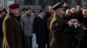 Oddanie hołdu żołnierzom AK przed Pomnikiem Polskiego Państwa Podziemnego