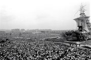 12.06.1987: III pielgrzymka papieża Jana Pawła II do Polski. Wierni zebrani przed ołtarzem, którego konstrukcja kształtem przypomina łódź, podczas mszy świętej na gdańskim osiedlu Zaspa