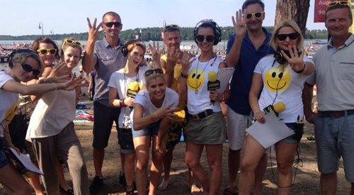 Ekipa Czwórki i m.in. mistrz świata w kajakarstwie Adam Wysocki na plaży w Augustowie