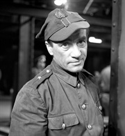Na zdjęciu archiwalnym z 1969 r. Wiesław Michnikowski jako chorąży Stanisław Zubryk w serialu 