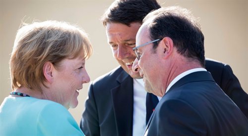 Matteo Renzi rozmawia z Angelą Merkel i Francoisem Hollandem podczas spotkania na wyspie Ventotene na Morzu Tyrreńskim, 22 sierpnia 2016 r.
