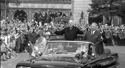 Prezydent Francji gen. Charles de Gaulle z lewej w Polsce. Z prawej - przew. Rady Państwa Edward Ochab. Warszawa, 6 września 1967 r.