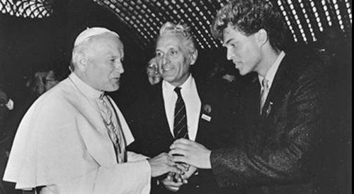 Papież Jan Paweł II w rozmowie z Tadeuszem Nowakowskim i jego synem Markiem (Wiedeń 1984)