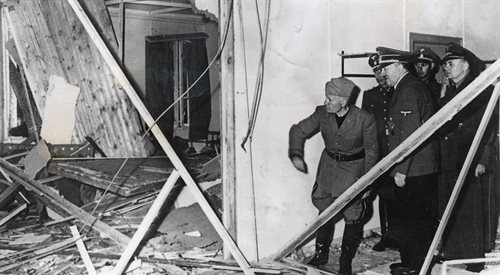 Adolf Hitler pokazuje Benito Mussoliniemu miejsce zamachu w Wilczym Szańcu