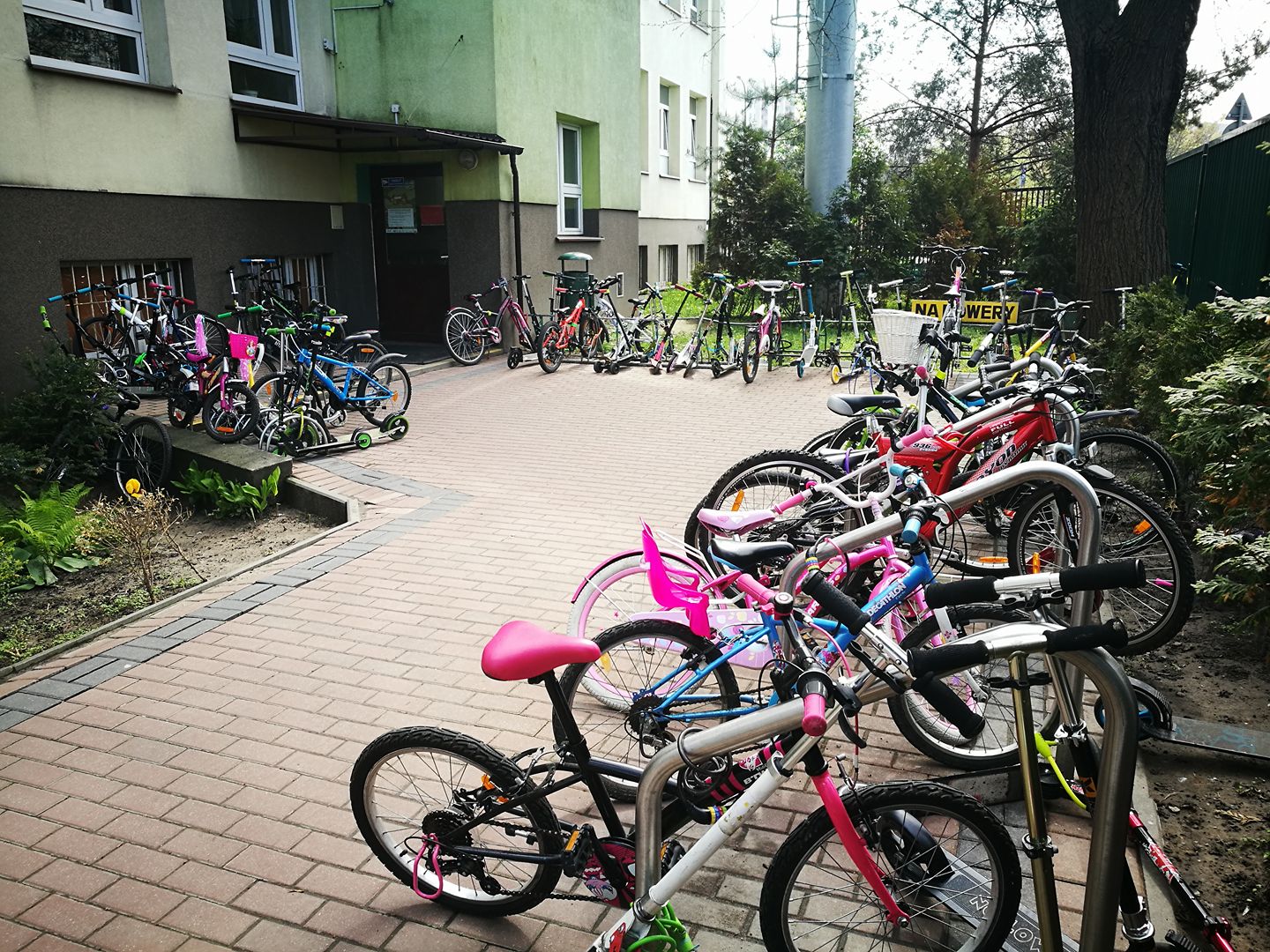 Rowery pod Szkołą Podstawową nr 143 w Warszawie