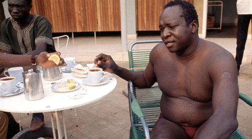 Idi Amin - dyktator Ugandy w latach 1971-1979 - rozkoszuje się herbatą w swojej posiadłości w Kampali. Jako zawołany pływak lubił urządzać pokazowe wyścigi. Jego konkurenci z basenu wiedzieli, że wygrywając z przywódcą narażają się na niemiłe konsekwencje.