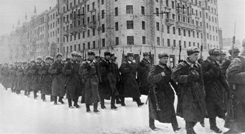 Świeże jednostki Armii Czerwonej maszerujące ulicami Moskwy w kierunku frontu w grudniu 1941 roku