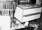 Zdemolowane wnętrza w budynku KW PZPR - bufet. Radom, 25 czerwca 1976 