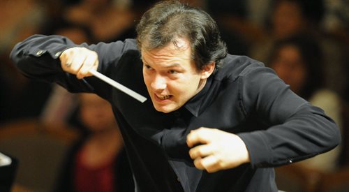 Urodzony w roku 1978 Andris Nelsons był szefem Łotewskiej Opery Narodowej, a w latach 2008-2015 dyrygentem City of Birmingham Symphony Orchestra