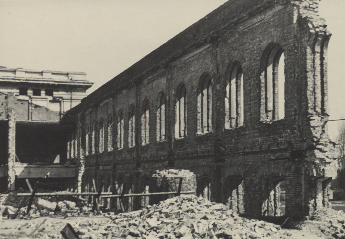 Ruiny budynku Centralnej Biblioteki Wojskowej po pożarze w 1939 r. Fot. Polona 