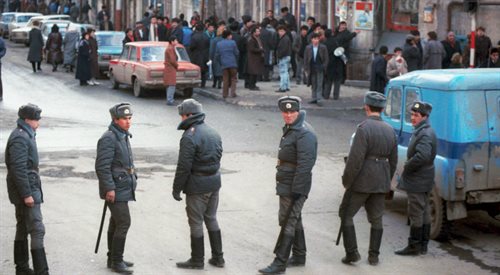 Żołnierze radzieccy na ulicach Baku, styczeń 1990
