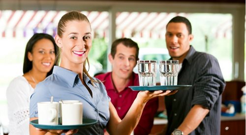 Do pracy sezonowej najczęściej poszukiwani są kelnerzy, pomoce kuchenne i hostessy.