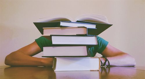 Co powinno decydować o dodaniu danej książki na listę lektur? I dlaczego uczniowie czytają coraz mniej?