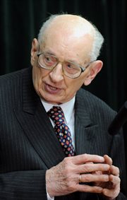 Na zdjęciu archiwalnym z dnia 13.12.2010 r. profesor Władysław Bartoszewski