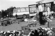 Zniszczony samochód przy dworcu PKP. Radom, 25 czerwca 1976 