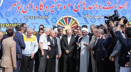 Na zdjęciu m.in. wiceprezydent Iranu Eshagh Jahangiri, szef irańskiej agencji atomowej Ali Akbar Salehi i przedstawiciel Rosji Siergiej Kirijenko  (C-L) podczas uroczystości inicjujących budowę elektrowni w Buszerze