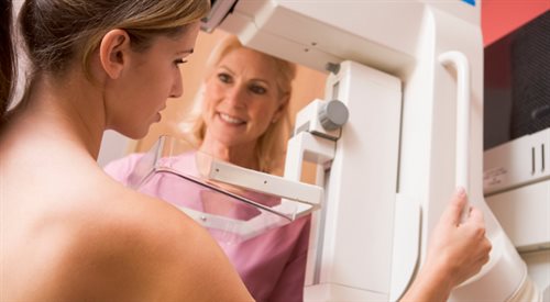 Kobieta podczas badania mammograficznego
