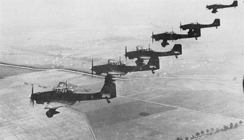 Wrzesień 1939. Klucz niemieckich bombowców nurkujących na Polką