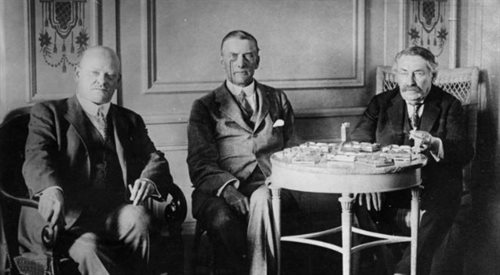 Gustav Stresemann, Austen Chamberlain i Aristide Briand w Locarno fot. WikipediaccBundesarchiv.