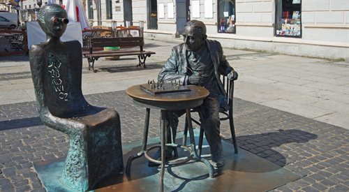 Plac Konstytucji 3 maja w Radomiu - pomnik Witolda Gombrowicza grającego w szachy