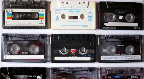 W dobie internetu i plików MP3 kaseta magnetofonowa traktowana jest niemalże jak relikt. Nic więc dziwnego, że niektóry gimnazjaliści nie wiedzą, jakie urządzenie służyło do jej odtwarzania