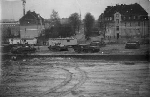 Transportery wojskowe przy murze Stoczni Gdańskiej im. Lenina przy ul. Jana z Kolna. Gdańsk,  15 lub 16.12.1970, źr. IPN