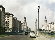 Berlin, aleja Karola Marksa. Brama Frankfurcka - charakterystyczne wieżowce zwieńczone kopułami.
 
