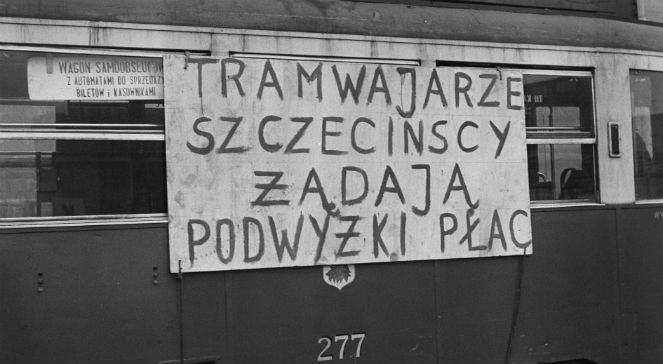 Transparent strajkujących na jednym z miejskich tramwajów. Szczecin, 17.12.1970