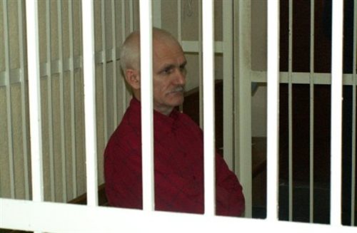 Aleś Bialacki podczas procesu w 2011 roku.