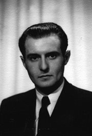 Jacek Machniewicz - poeta, reżyser radiowy. W Rozgłośni Polskiej Radia Wolna Europa w latach 1952-1982.