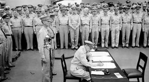 Gen. Douglas MacArthur składa podpis pod aktem kapitulacji Japonii 2 września 1945 roku.